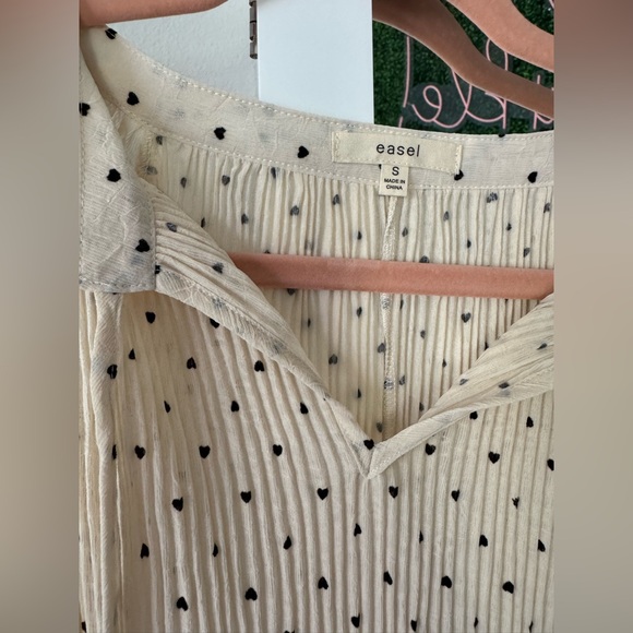 Cream tunic with heart polka dot details. Size small - Picture 3 of 3